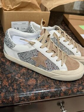 Women’s Glitter Star Accent Low-Top Sneakers - Silver & Tan